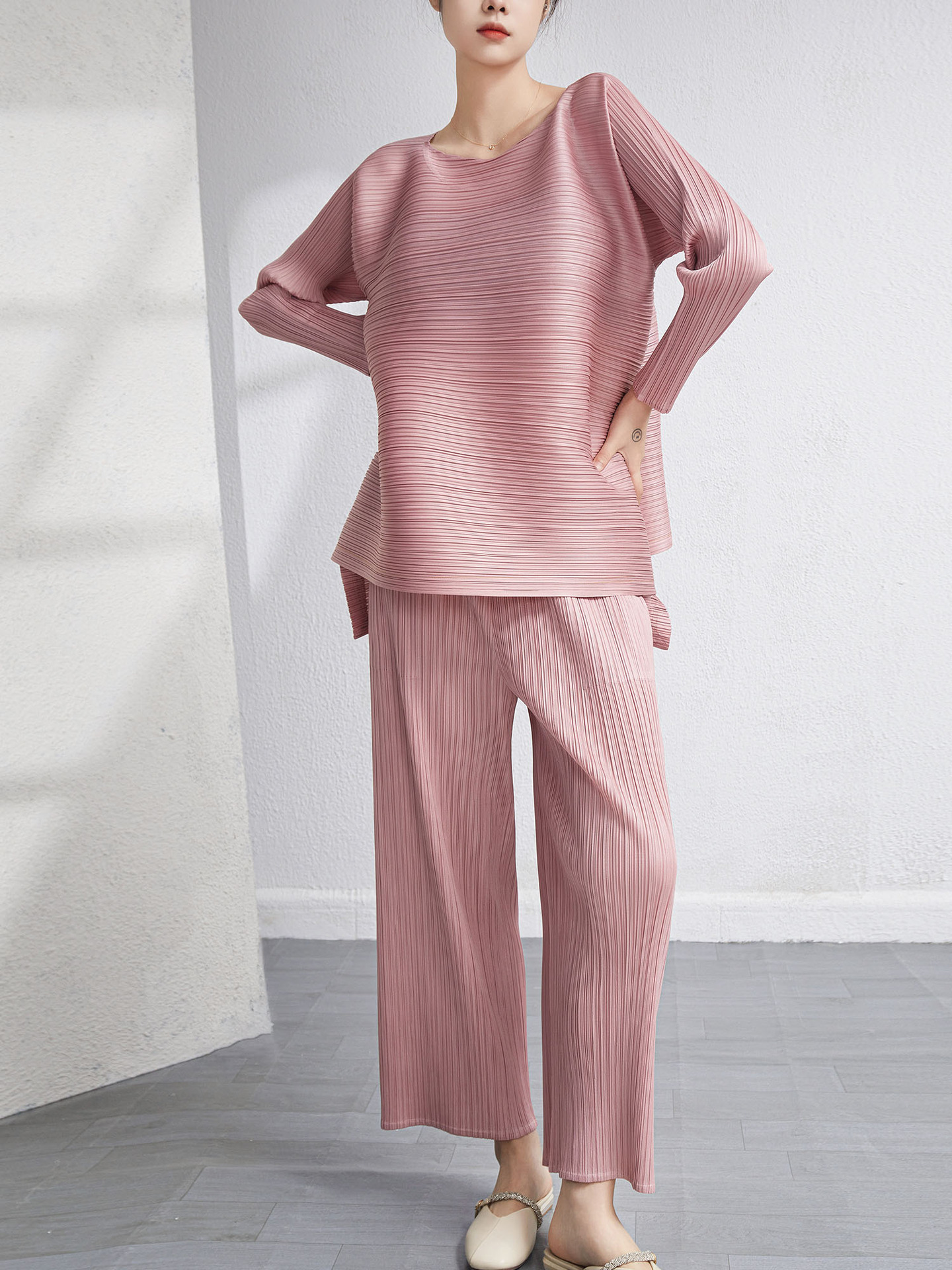 Picture of Miyake Original Single Fabric Suit New Loose Age-Reducing Flesh-Covering Large Size Elegant Fashion Top Loose Casual Pants