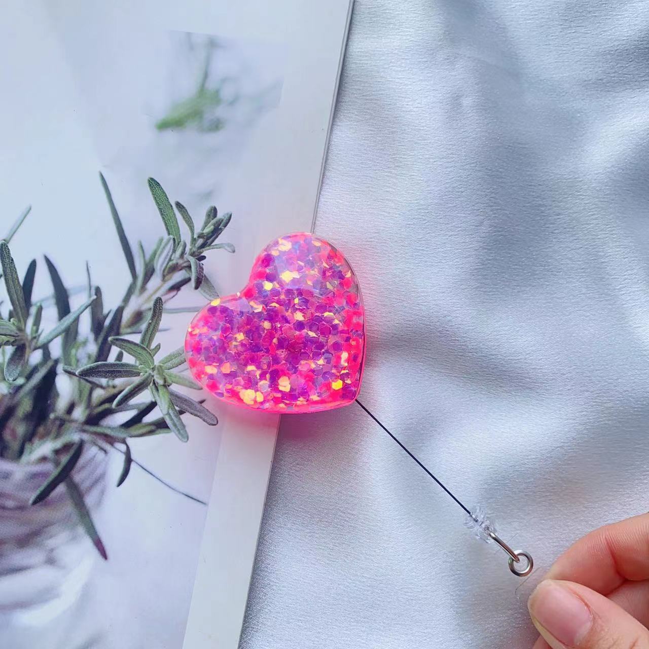 Picture of Amazon New Glitter Sequins Easy Pull-up Buckle 360 Rotating Alligator Clip Heart-shaped Brand Work Permit Easy to Pull