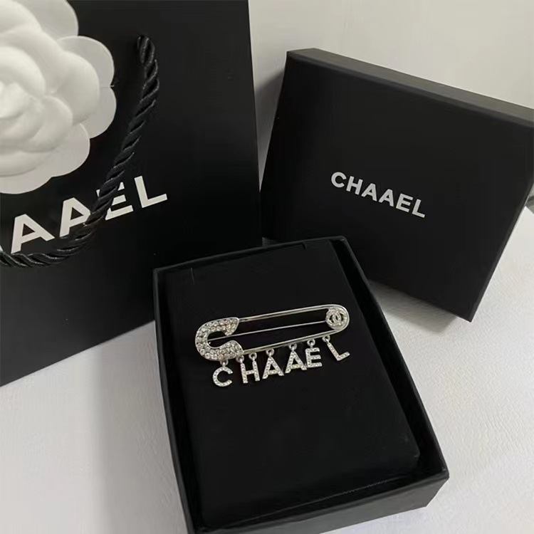 Picture of 2023 Autumn and Winter New High Quality Fragrance c Letter Brooch Retro Antique Chest All-match Simple High-end