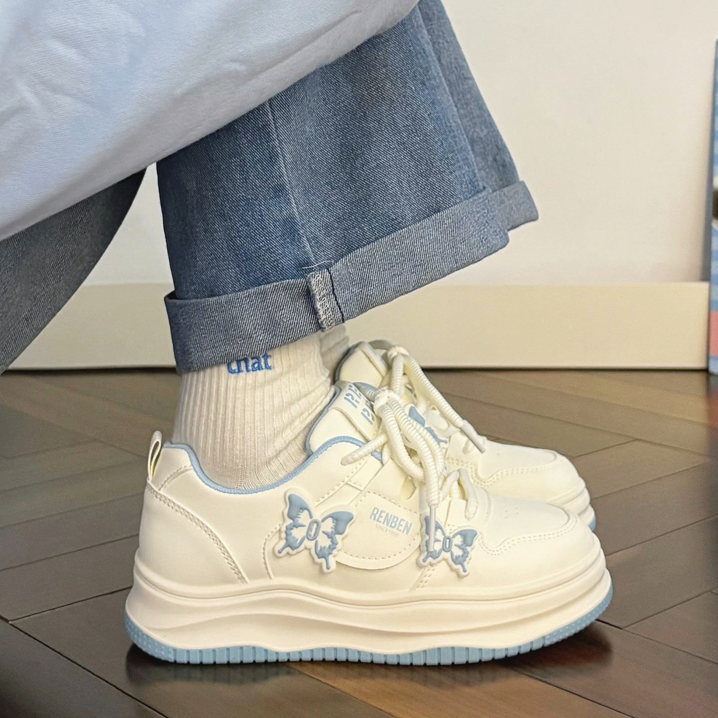 Picture of Girls' shoes, butterfly casual board shoes, 2025 autumn new children's sneakers, thick-soled, versatile white shoes, fashion