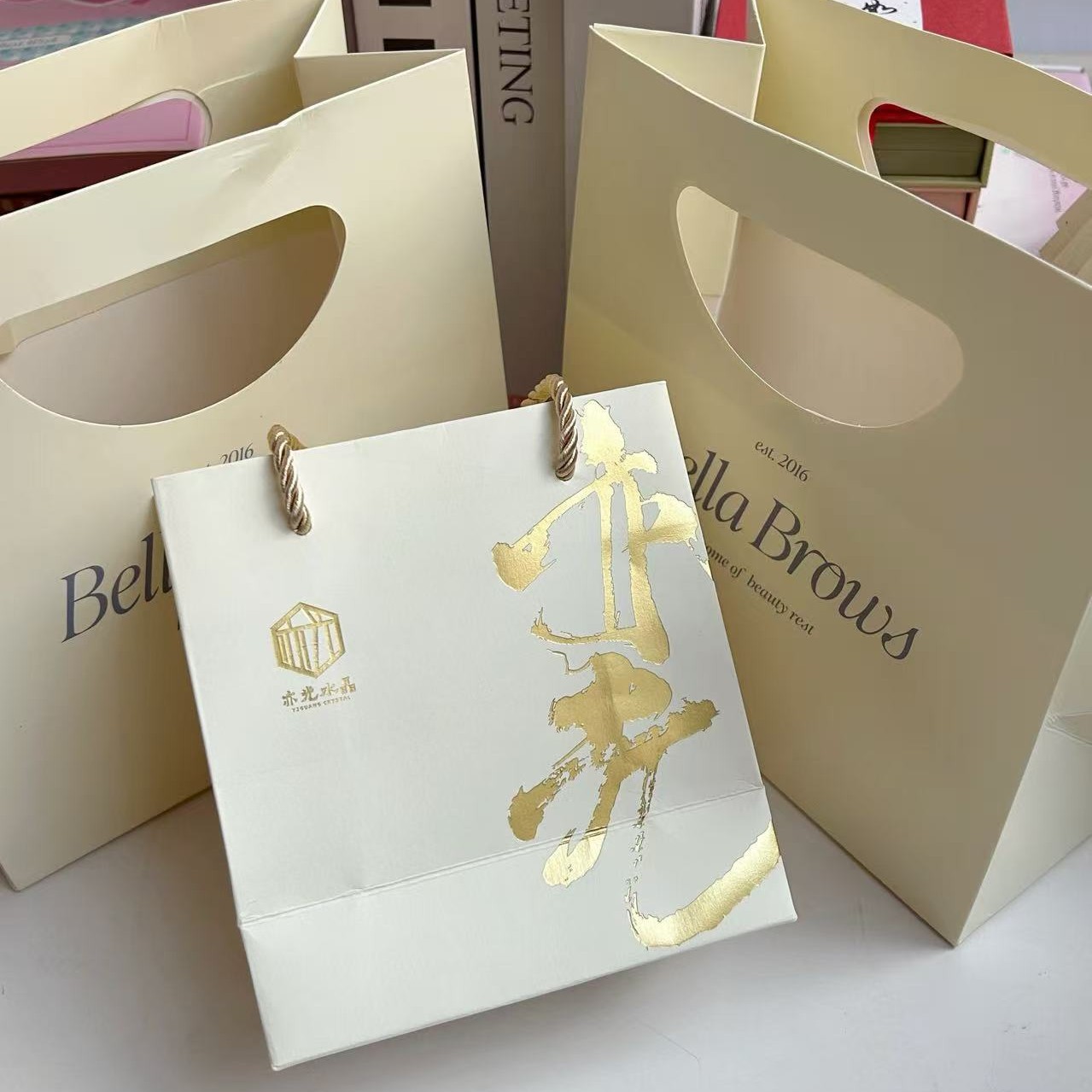 Factory direct clothing store jewelry portable paper bag custom ins wind medical beauty wear armour high-end packaging gift bag