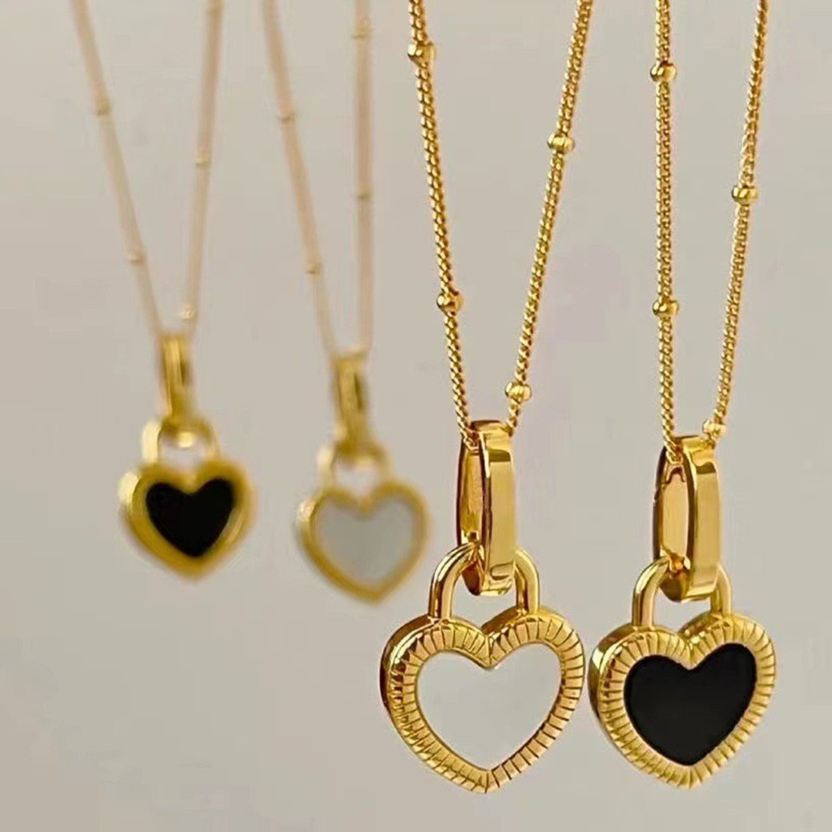 Necklace Female Niche Design Light Luxury Double-Sided Cyber Celebrity Love Black and White Mother-shell Pendant Vintage Clavicle Chain
