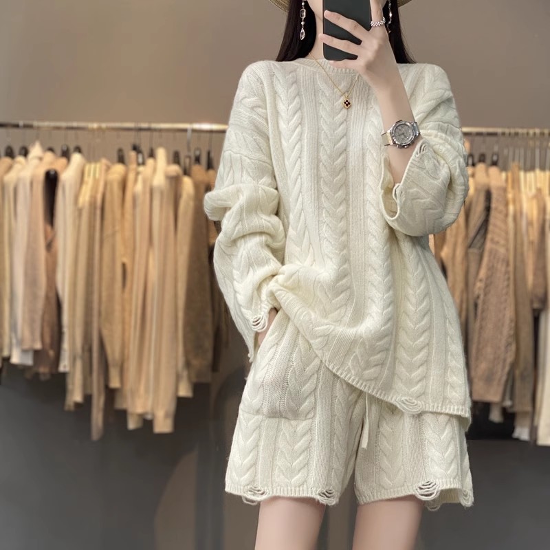 Autumn and Winter Lazy Style Loose High-end Twisted Flower Sweater Two-piece Set High Waist Knitted Shorts Fashion Casual suit Women