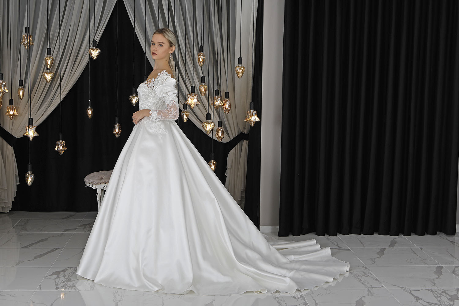Picture of Europe and the United States large size cross-border hot French satin bridal yarn main yarn evening host studio outside the evening dress