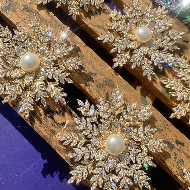 Picture of Qianyu Silver Japanese and Korean classic copper zircon gold-plated Snowflake Brooch pendant sweater chain dual-use live broadcast jewelry supply