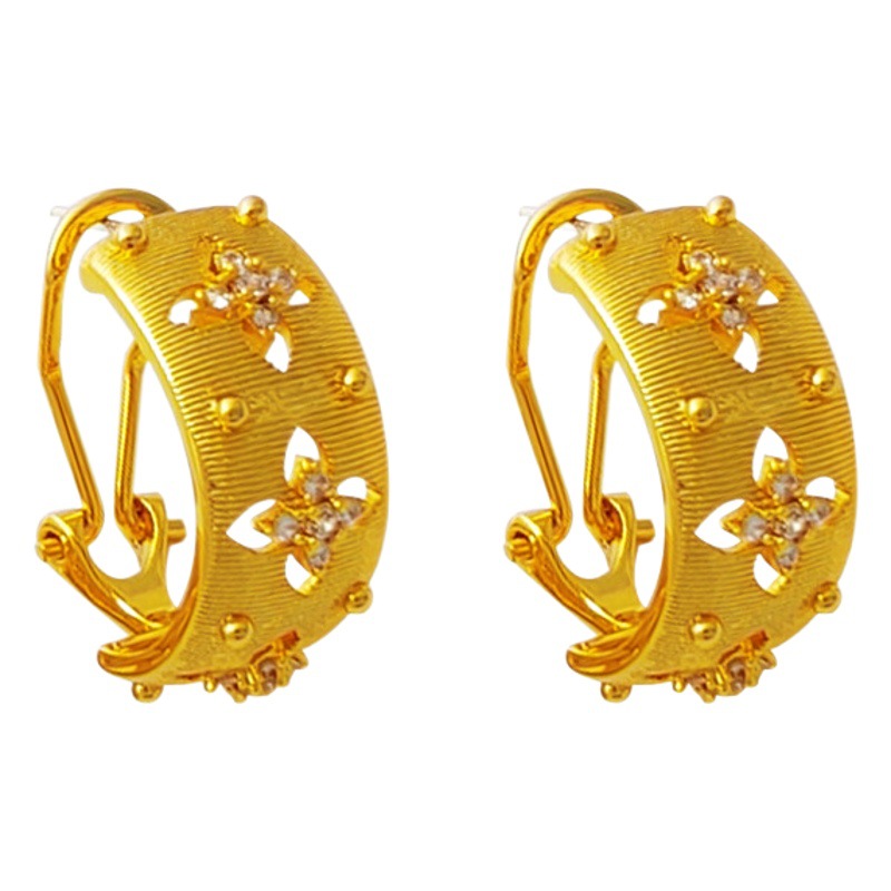 Copper plated real gold S925 silver needle fashion retro hollow flower ear buckle temperament simple C word zircon earrings T979