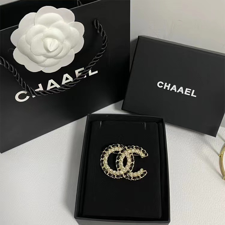 Picture of 2023 Autumn and Winter New High Quality Fragrance c Letter Brooch Retro Antique Chest All-match Simple High-end