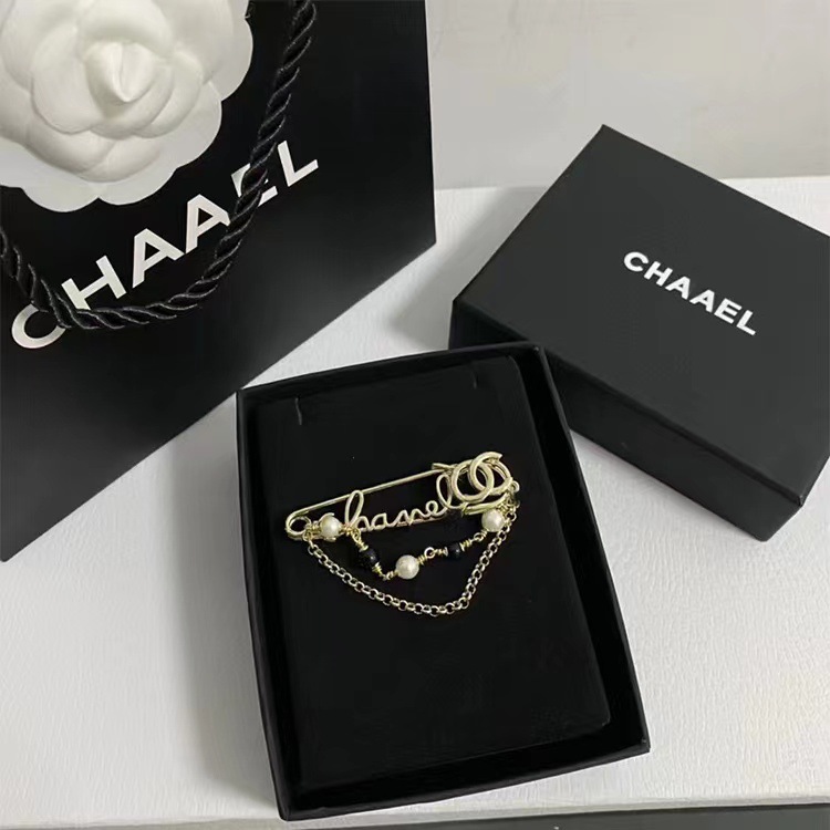 Picture of 2023 Autumn and Winter New High Quality Fragrance c Letter Brooch Retro Antique Chest All-match Simple High-end