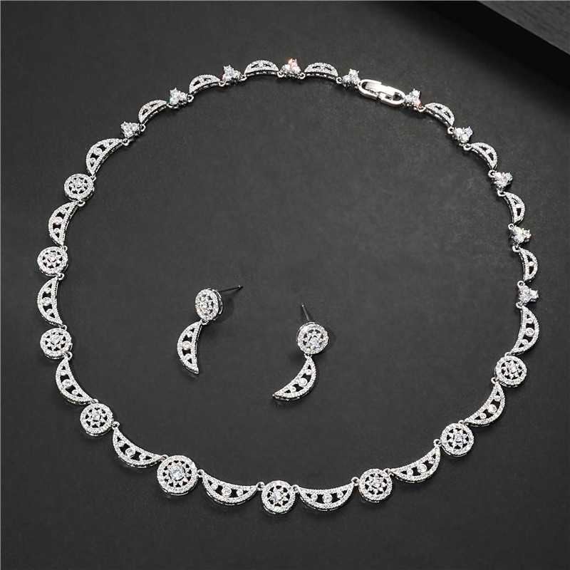Amazon Supply Retro Luxury Diamond Zircon Sun Moon Glory Hollow Big Moon Sun Moon Necklace Earrings suit