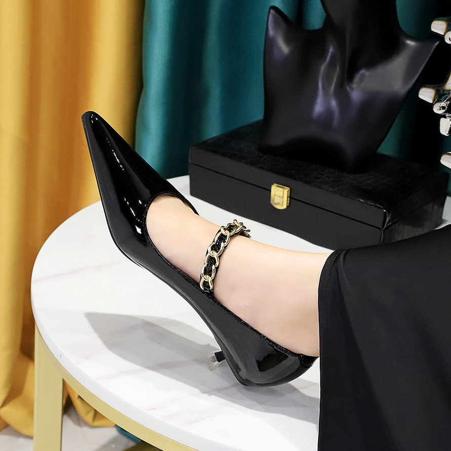 237-22 European and American Style Banquet Women's Shoes Middle Heel Bright Patent Leather Shallow Mouth Pointed Metal Chain Single Shoes Women