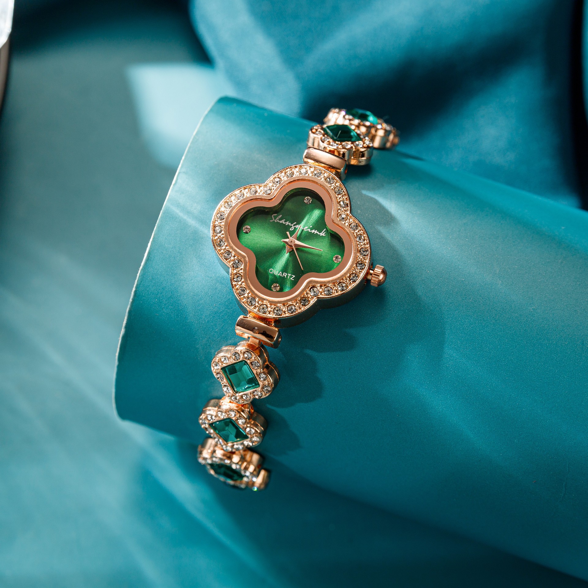 Live alloy four-leaf clover fashion decorative bracelet quartz watch emerald ladies watch women watch manufacturers wholesale