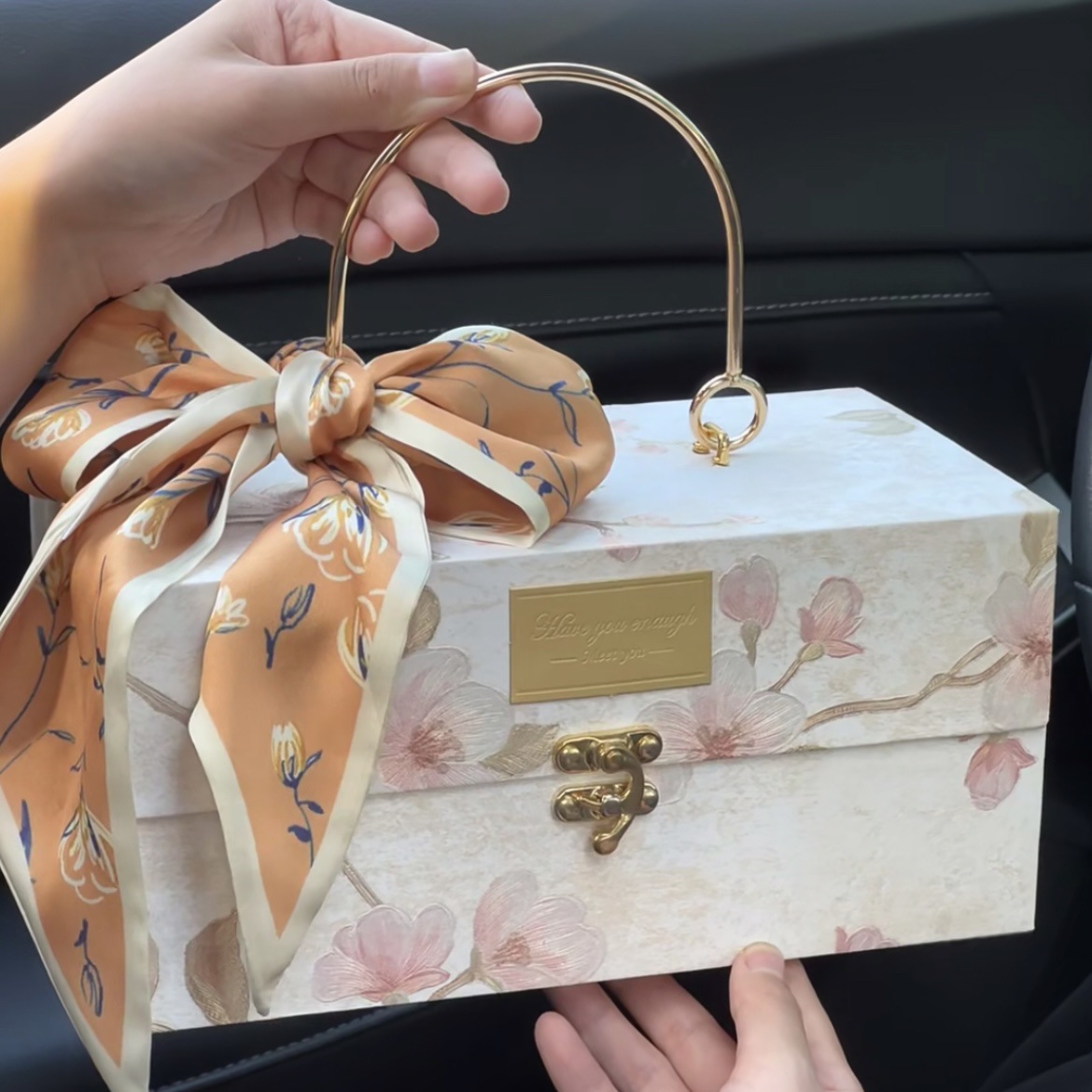 Fashionable Hot-Flowered Metal Hand-Held Gift Box with Hot Stamping Logo, Corporate Self-Picking, Wedding Source Manufacturer in Stock