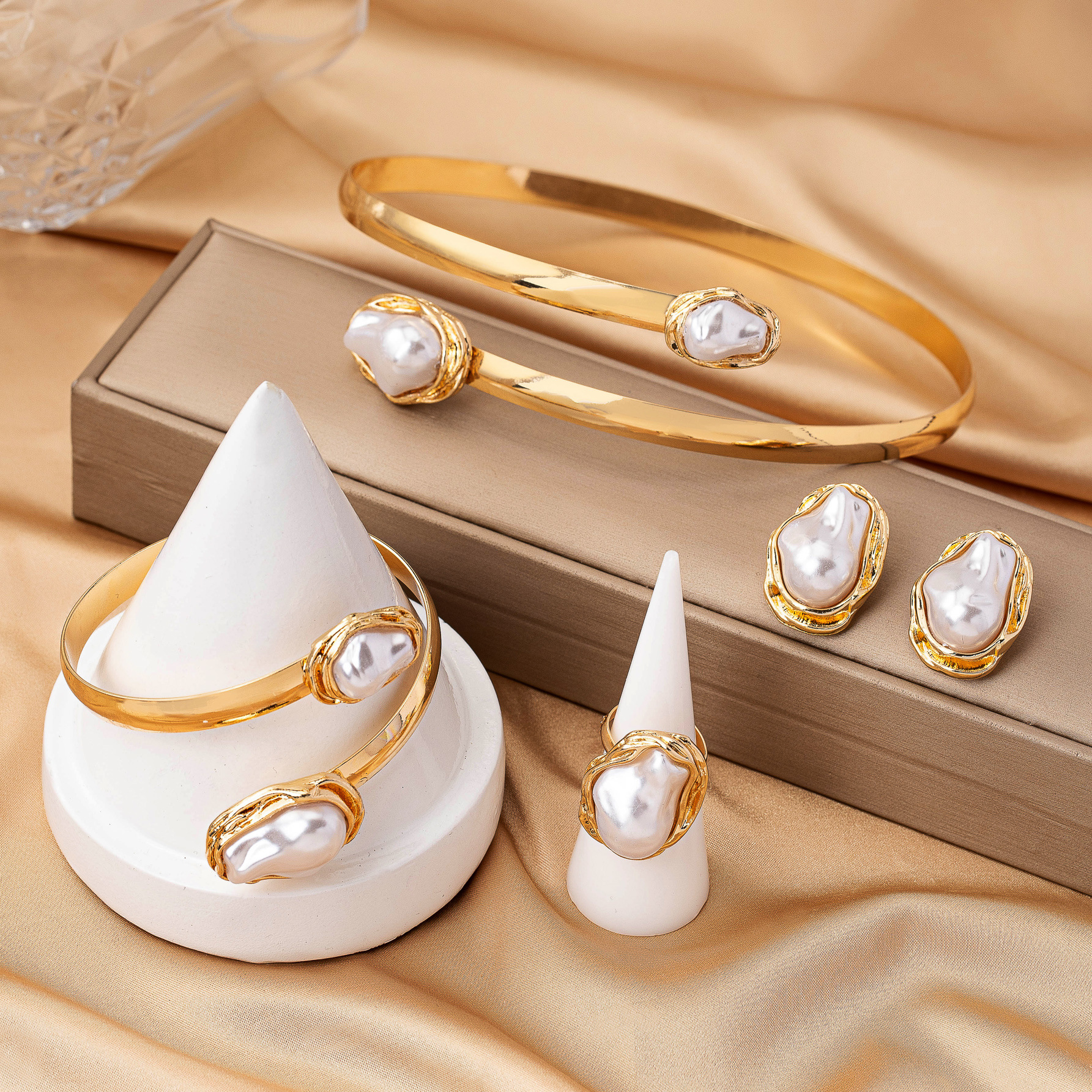 Cross-border Hot Selling Fashion Trend Retro Elegant Inlaid Bracelet Ring Collar Stud Earrings for Women's Banquet Wear