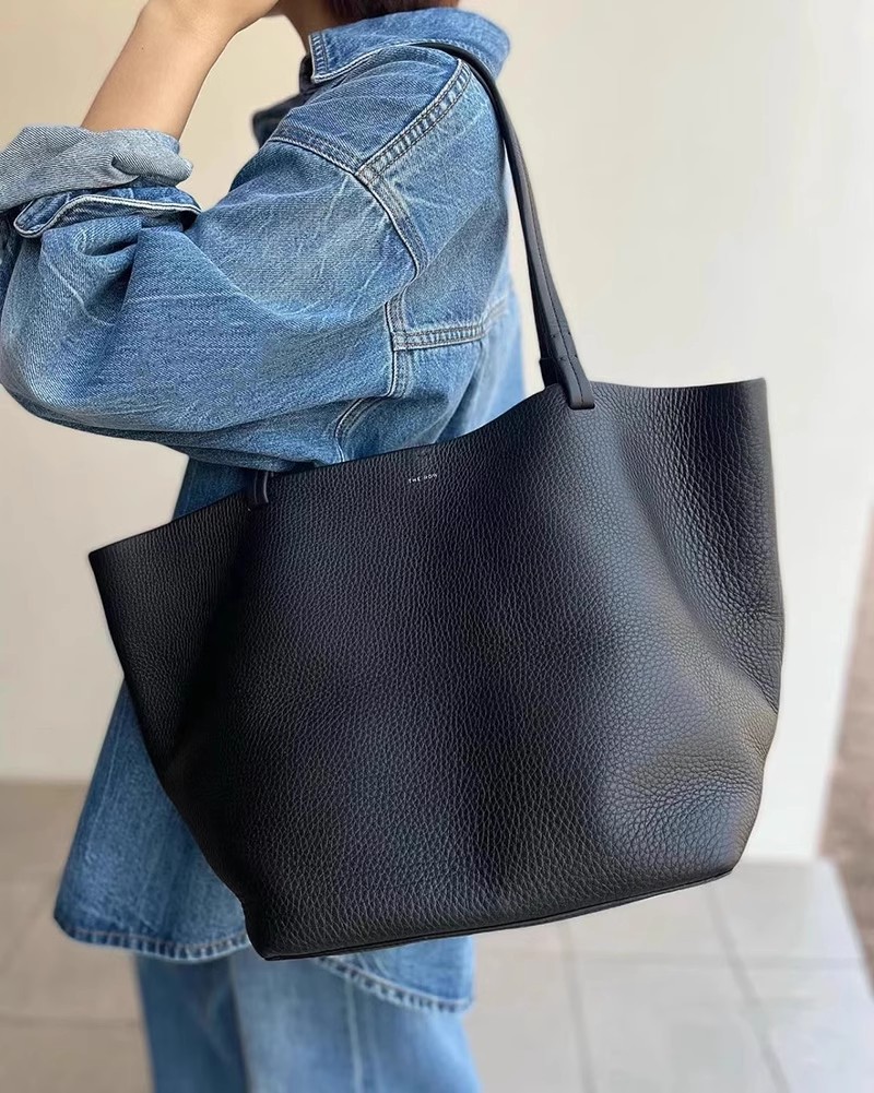 Picture of 2024 New Bag Large Bag Therow Bag Large Capacity Bucket Bag Commuter Mummy Bag Shoulder Tote Bag