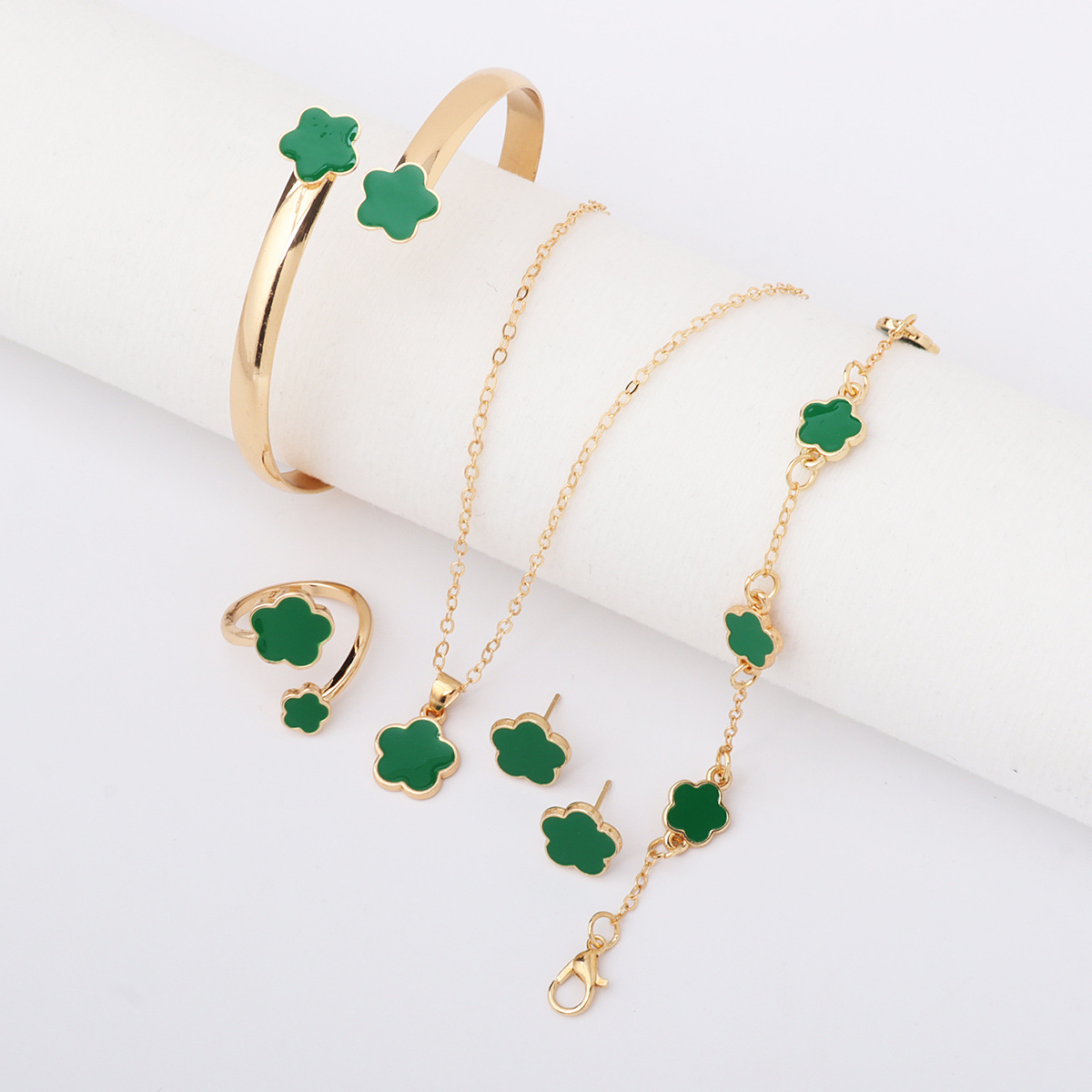 Picture of 2025 New Cross-Border Personalized Five-Leaf Clover Simple and Versatile Plum Blossom Necklace Bracelet Jewelry Set Manufacturer Wholesale