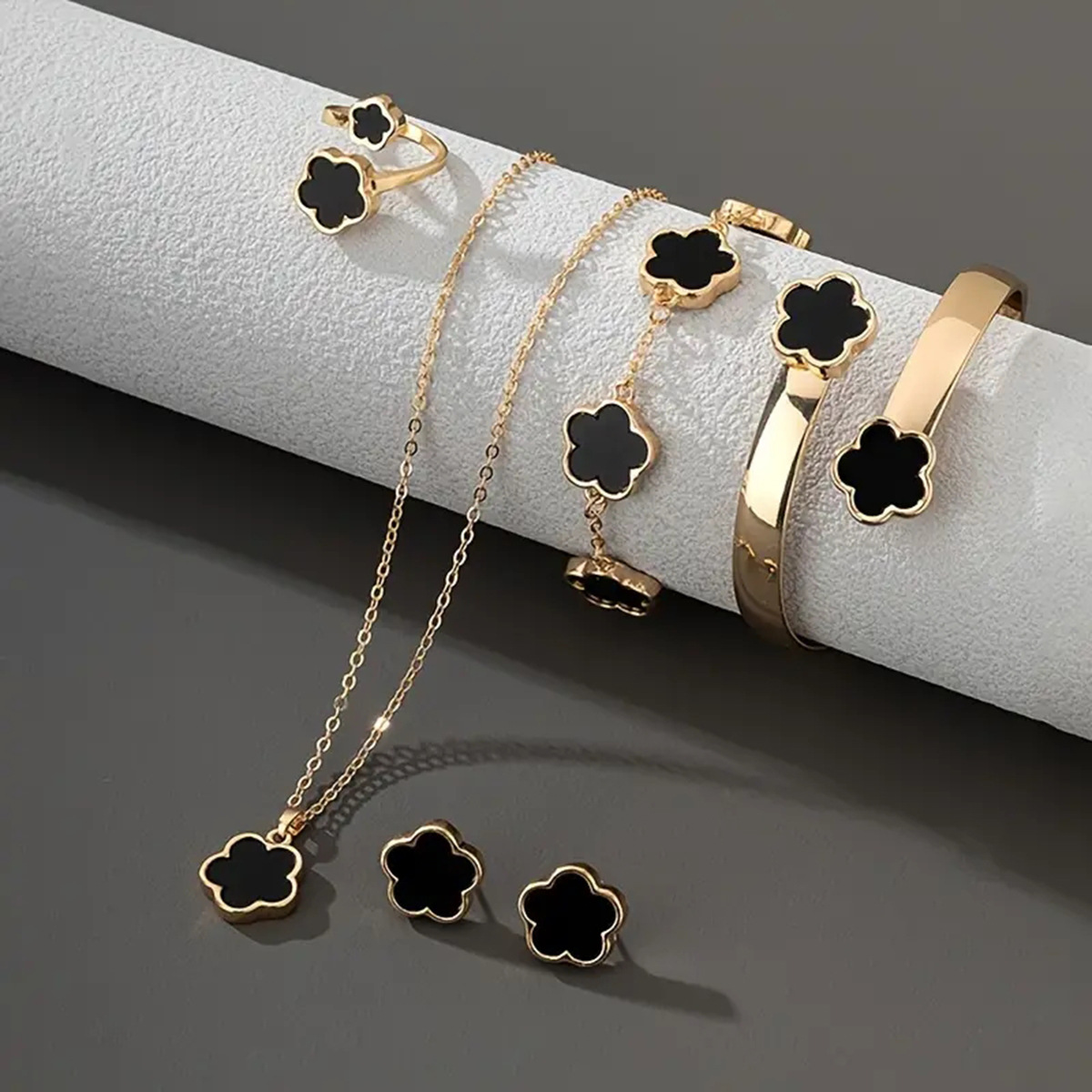 Picture of temu Hot Sale Bright Lucky Flower Jewelry suit Acrylic Bracelet Bracelet Five Leaf Clover Necklace Ring Earrings for Women