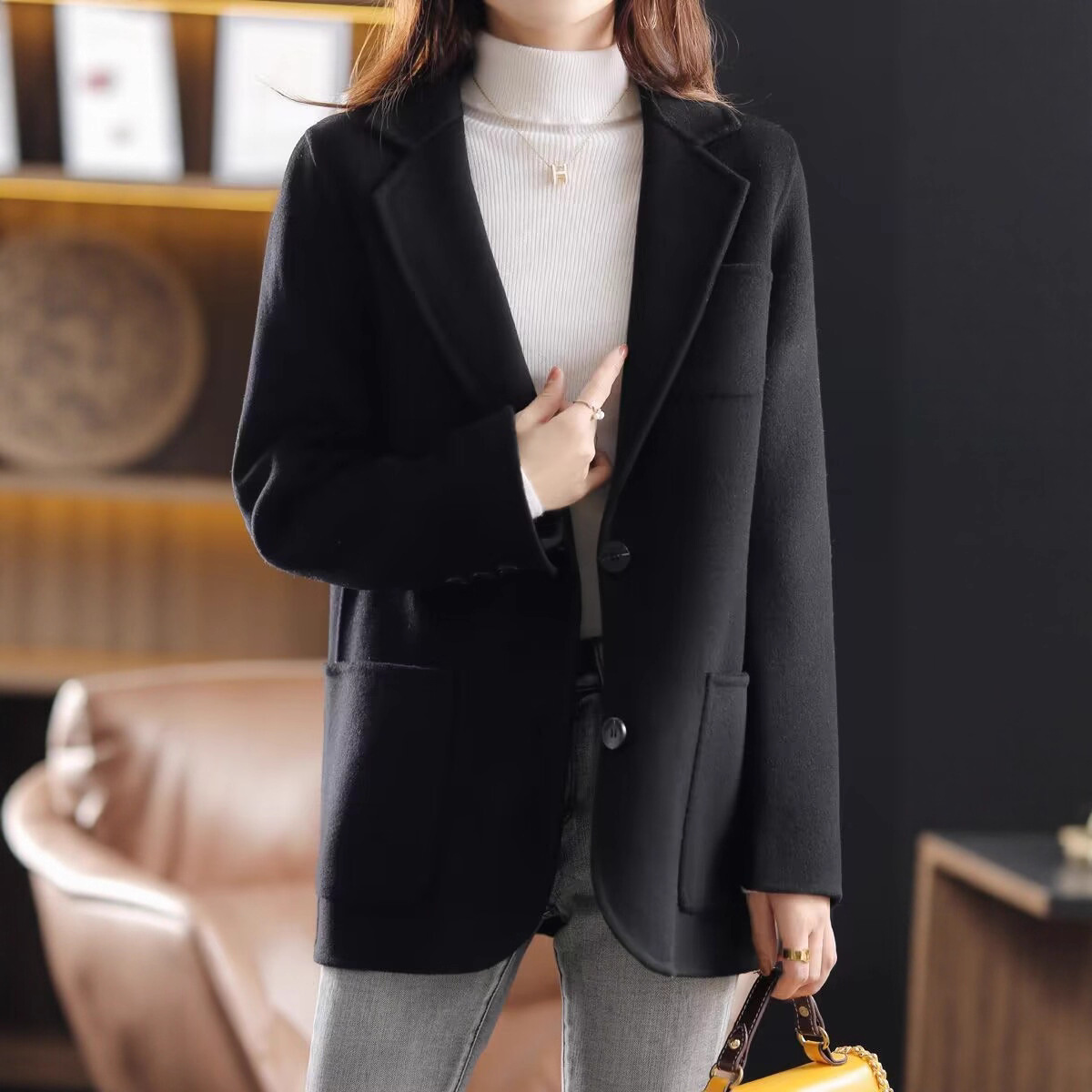 Picture of 2025 New Autumn and Winter Short Woolen Coat for Women, Solid Color Thickened Mid-Length Suit Collar Coat for Women Wholesale