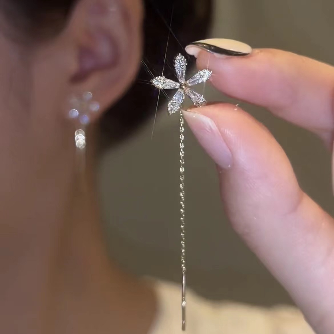 Light luxury high-grade tassel long flower earrings for women Summer super shiny unique niche face-showing small earrings ear studs ear lines