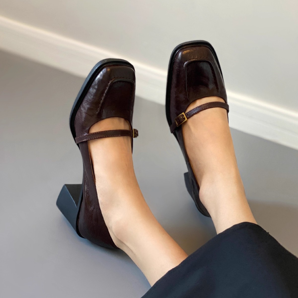 Picture of Quiet High-heeled Small Leather Shoes Women's Brown Retro French High Heels 2025 New Commuter Style Thick-heeled Shoes