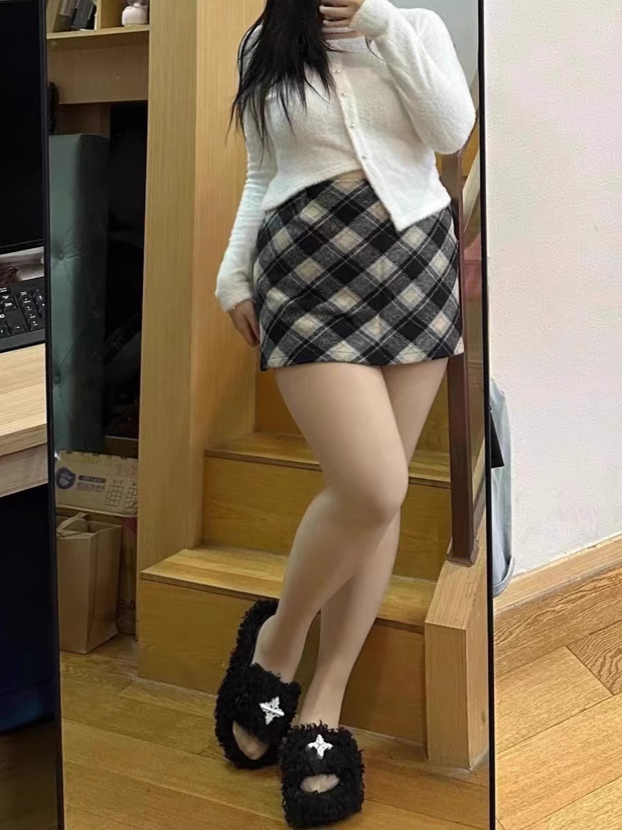 Vintage Plaid Woolen Skirt Women's Autumn and Winter 2024 New High Waist Slimming Academy Style Elegant Sheath Straight Skirt