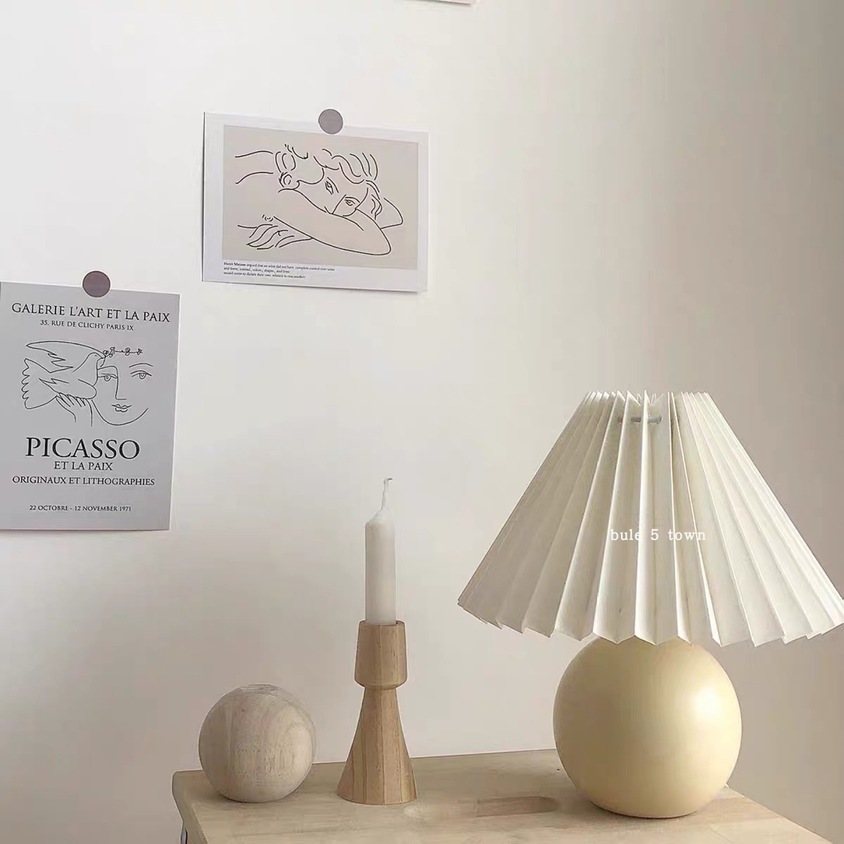 Nordic bedroom creative warm pleated girl table lamp ceramic dimming small table lamp study Internet celebrity Zhao Zhisun