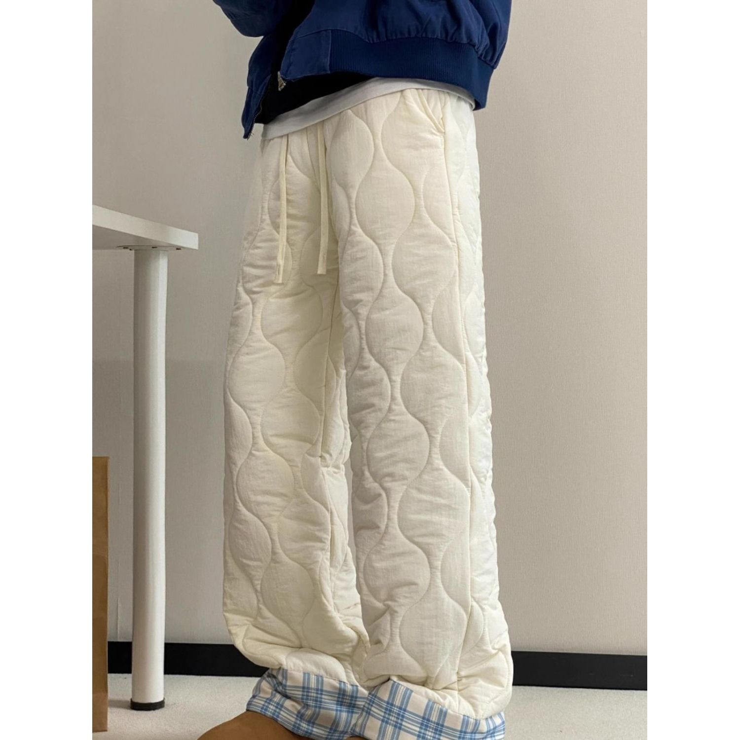 Picture of Autumn and Winter Solid Color Gourd Pattern Warm Cotton Pants for Men and Women Fashionable Turn-up Plaid Casual Pants High Street Cold-proof Wide-leg Pants