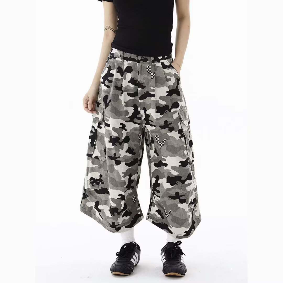Picture of American Retro Camouflage Denim Cropped Pants for Women 2025 Summer Street Hip-Hop Silhouette Multi-Pocket Loose Cargo Shorts