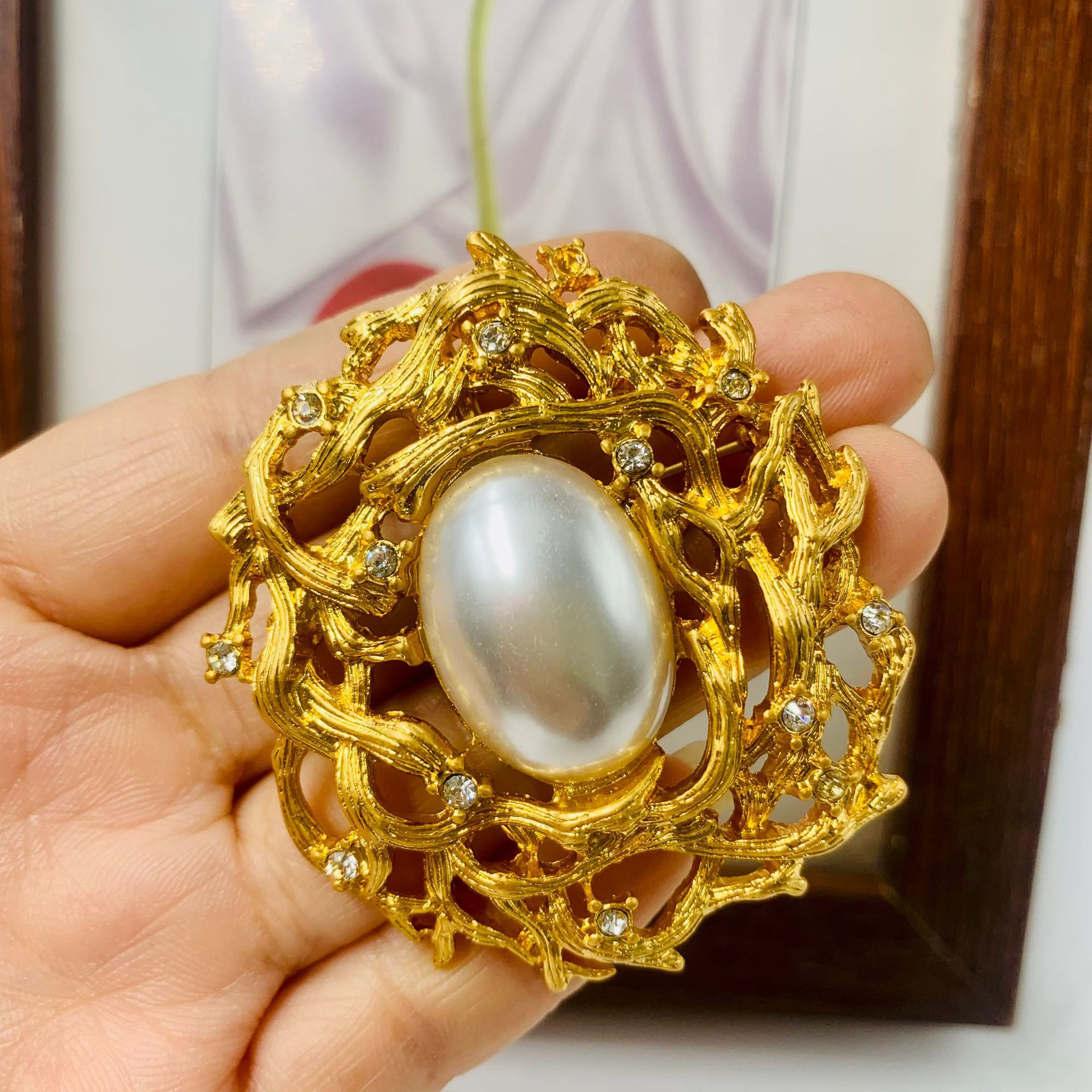 Picture of Mid-ancient vintage western electroplating real gold plain gold lava branches texture full diamond anti-pearl brooch chest ornaments