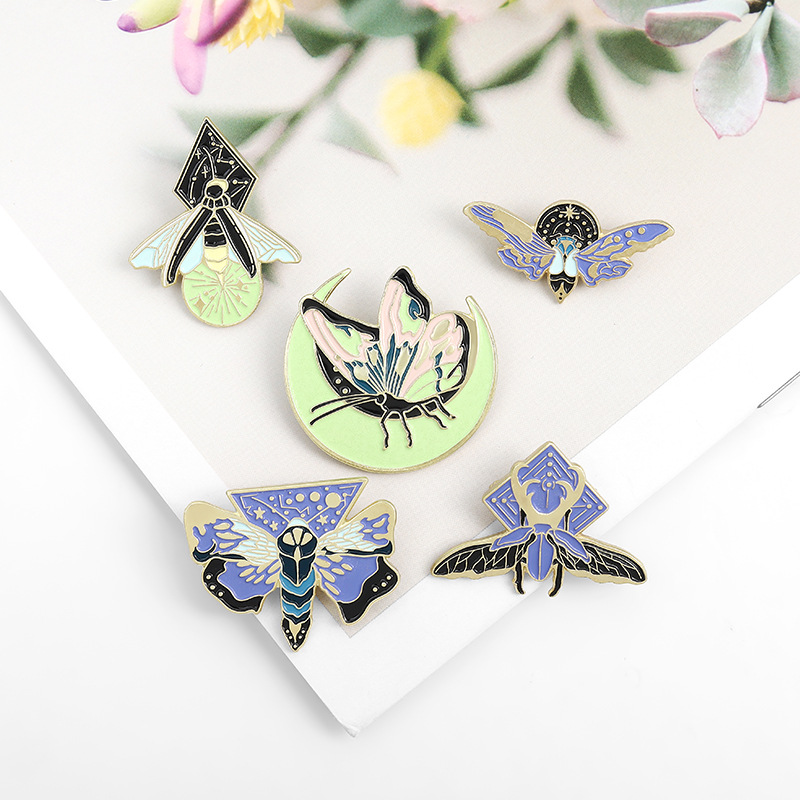 Cartoon creative enamel luminous insect jewelry insect moth animal Firefly butterfly luminous alloy brooch