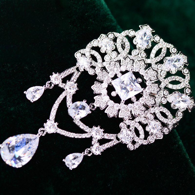 Picture of Korean wind elegant court decoration decoration brooch temperament creative high sense clothing pin tassel zircon accessories female