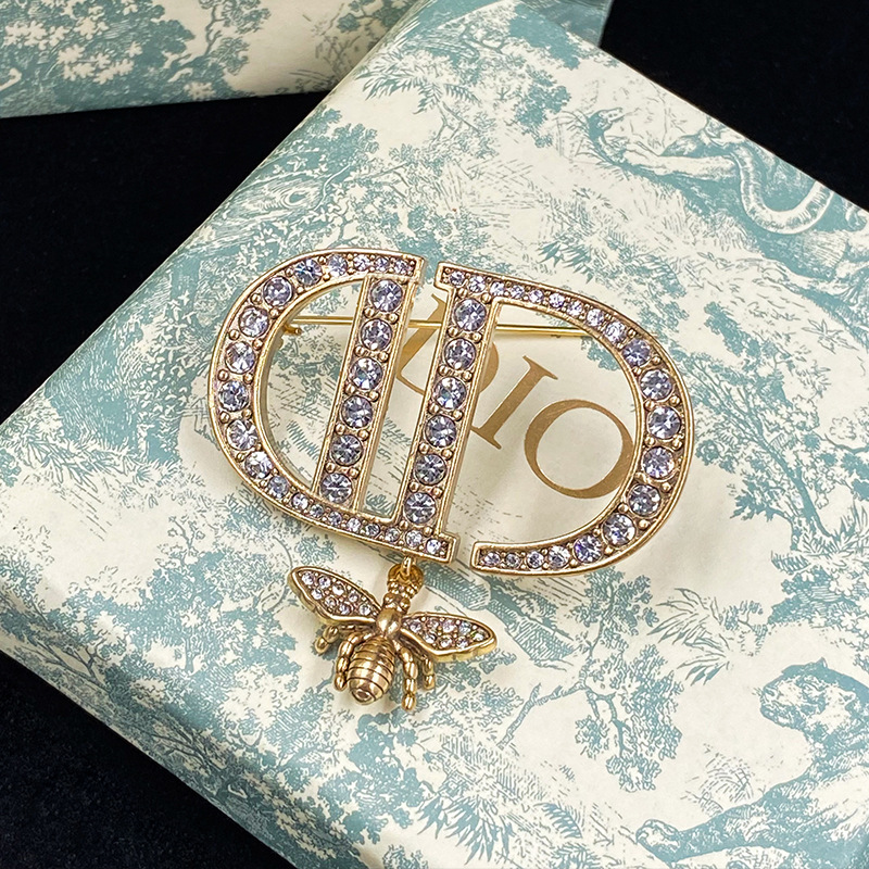 Dijia retro CD letters full of diamond bee brooch female temperament fashion high sense pin chest accessories manufacturers wholesale