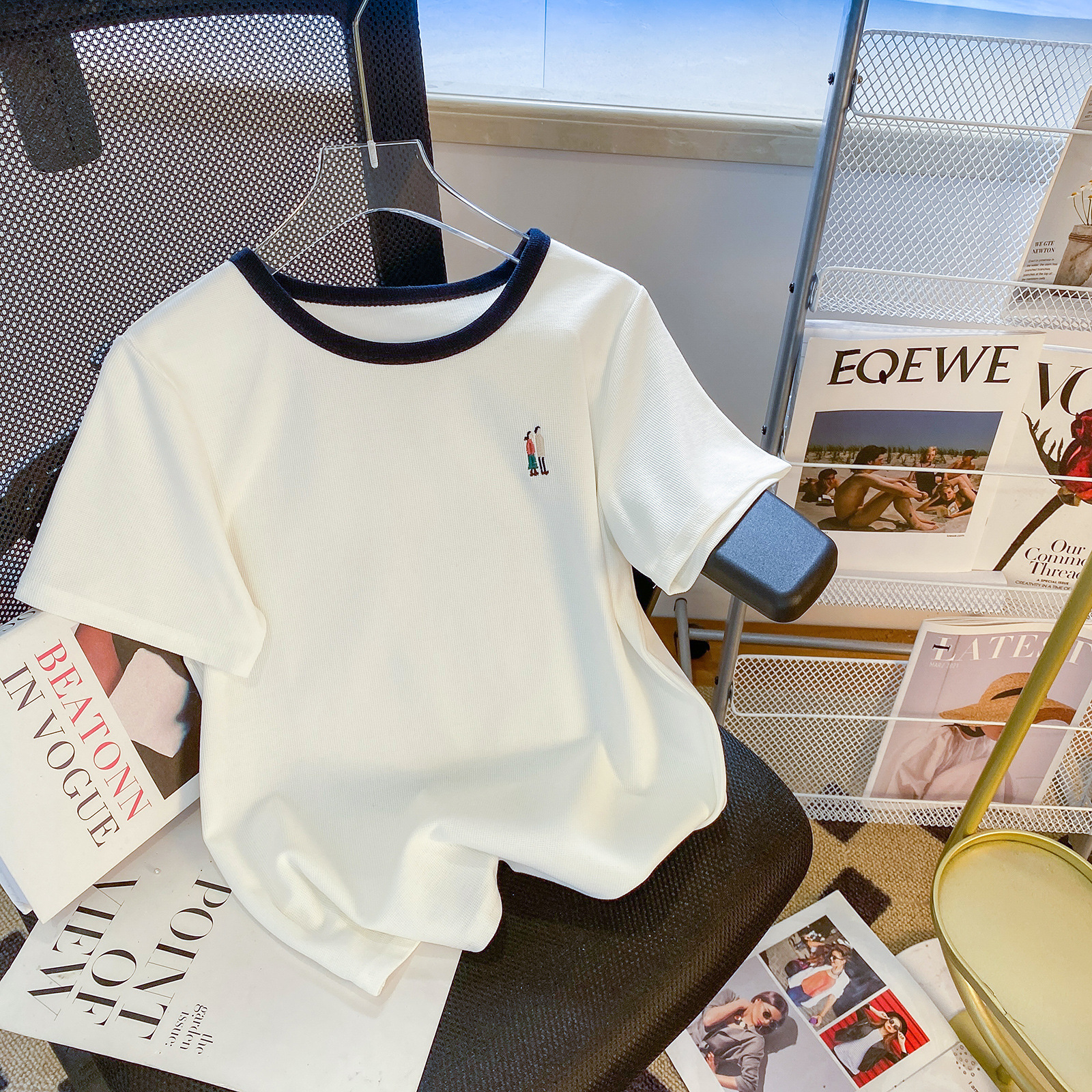 White Short-Sleeved Women's Clothing 2025 New Summer Design Niche Embroidered T-Shirt Thin Slimming Look Top