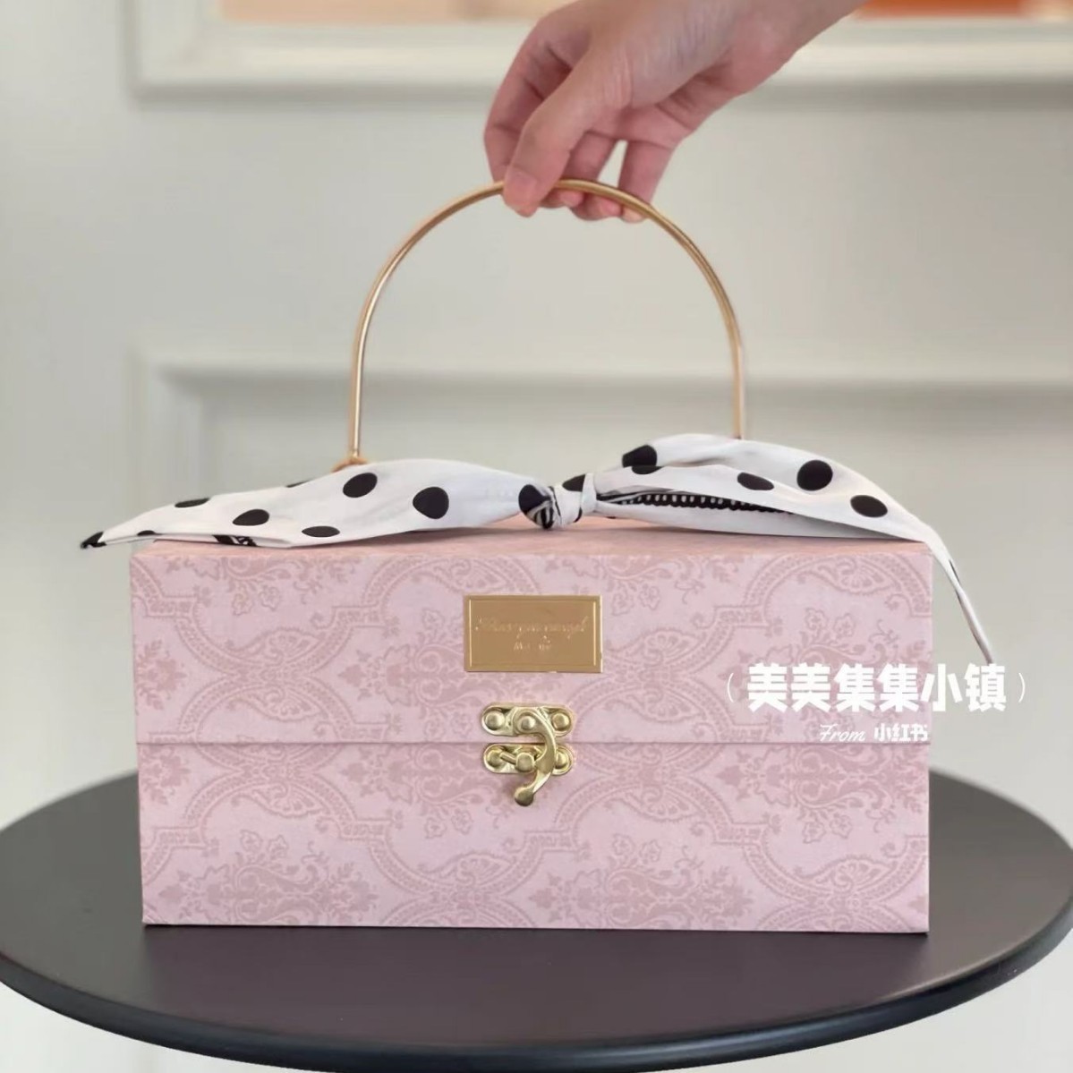 Picture of Gift Box Metal Portable Bridesmaid Wedding Return Gift Empty Box Packaging Box Gift Box Wholesale Wedding Candy Box Handmade Gift Box