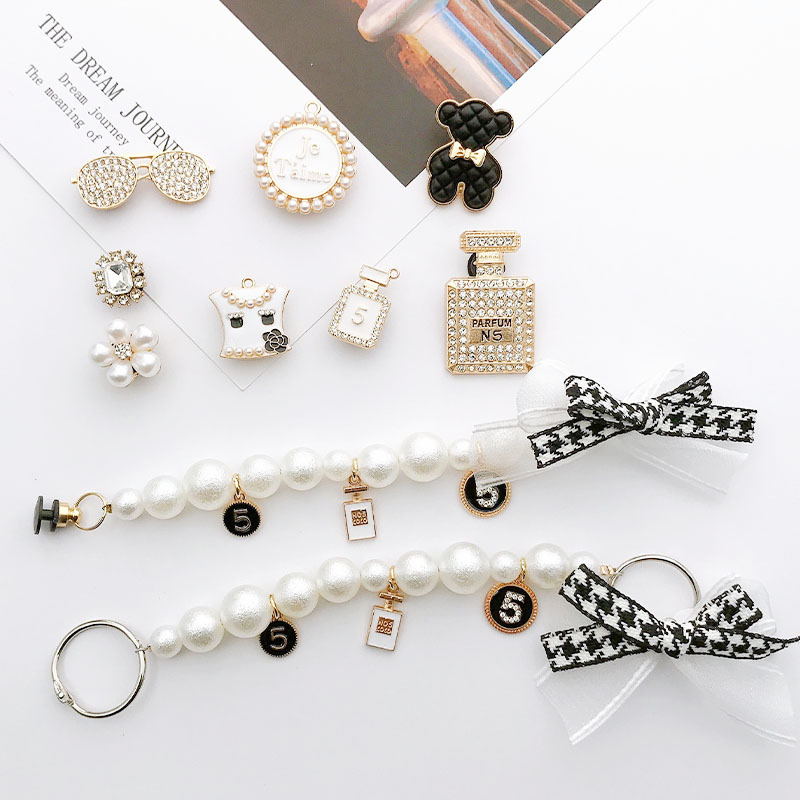 Picture of 2022 Yi Lian New Cave Shoes Accessories Bear Rhinestone Shoe Buckle Accessories Pearl Hanging Chain Slippers I-Buckle