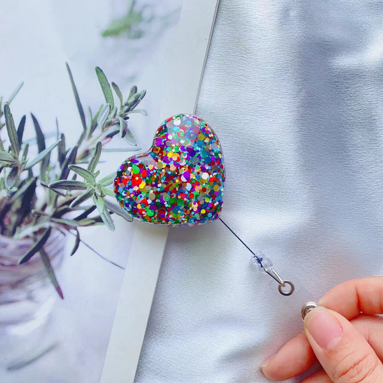 Picture of Amazon New Glitter Sequins Easy Pull-up Buckle 360 Rotating Alligator Clip Heart-shaped Brand Work Permit Easy to Pull