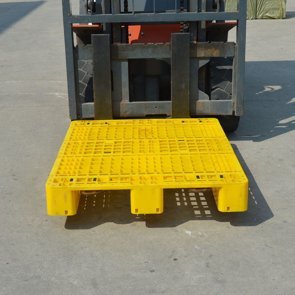 Picture of Production of plastic pallet rectangular yellow plastic pallet 1300*1100 Changzhou Rushun factory wholesale
