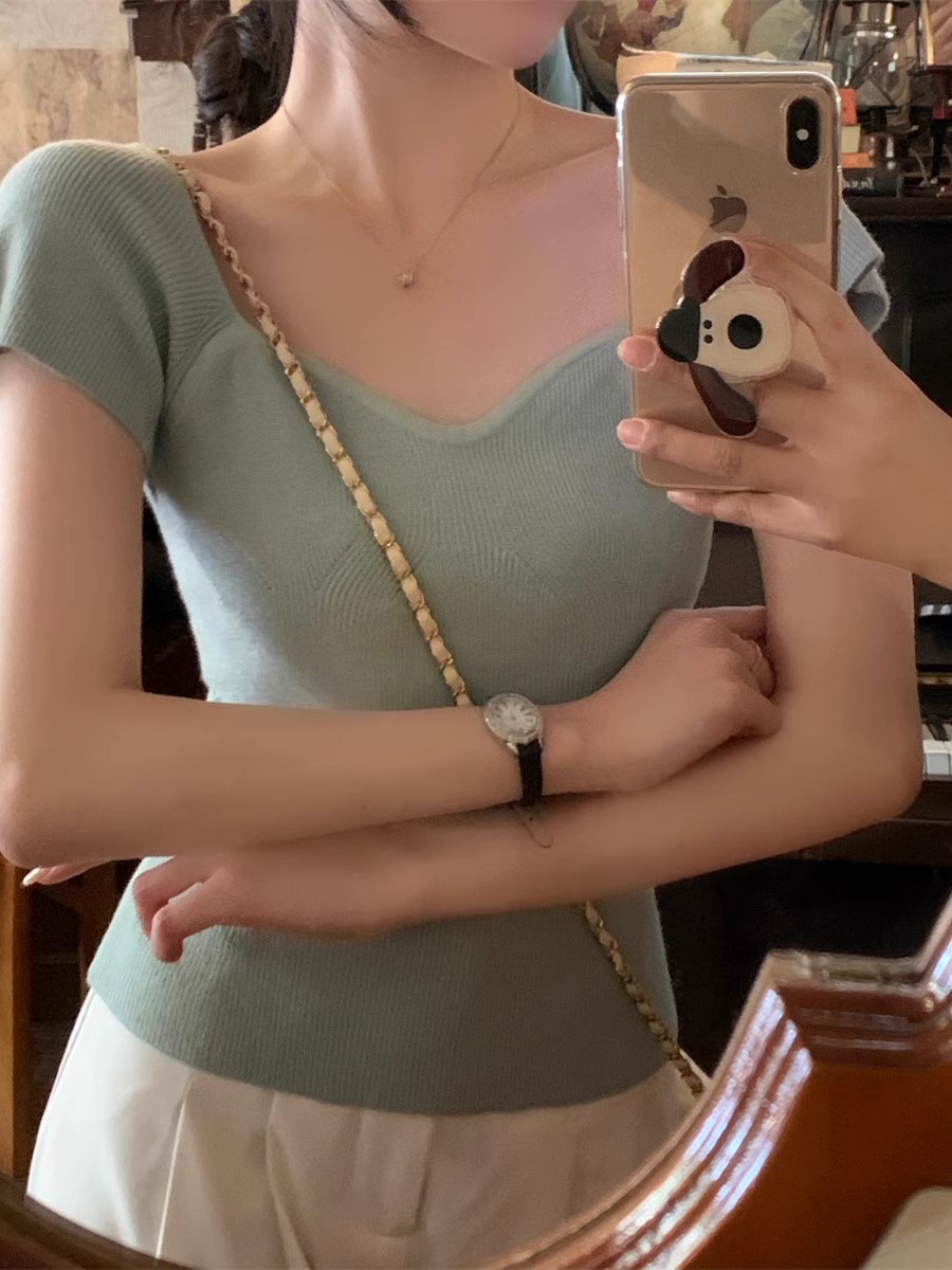 Niche French V-Neck Short-Sleeved Knitwear for Women Summer 2025 New Sexy Versatile Casual Slim Short Top