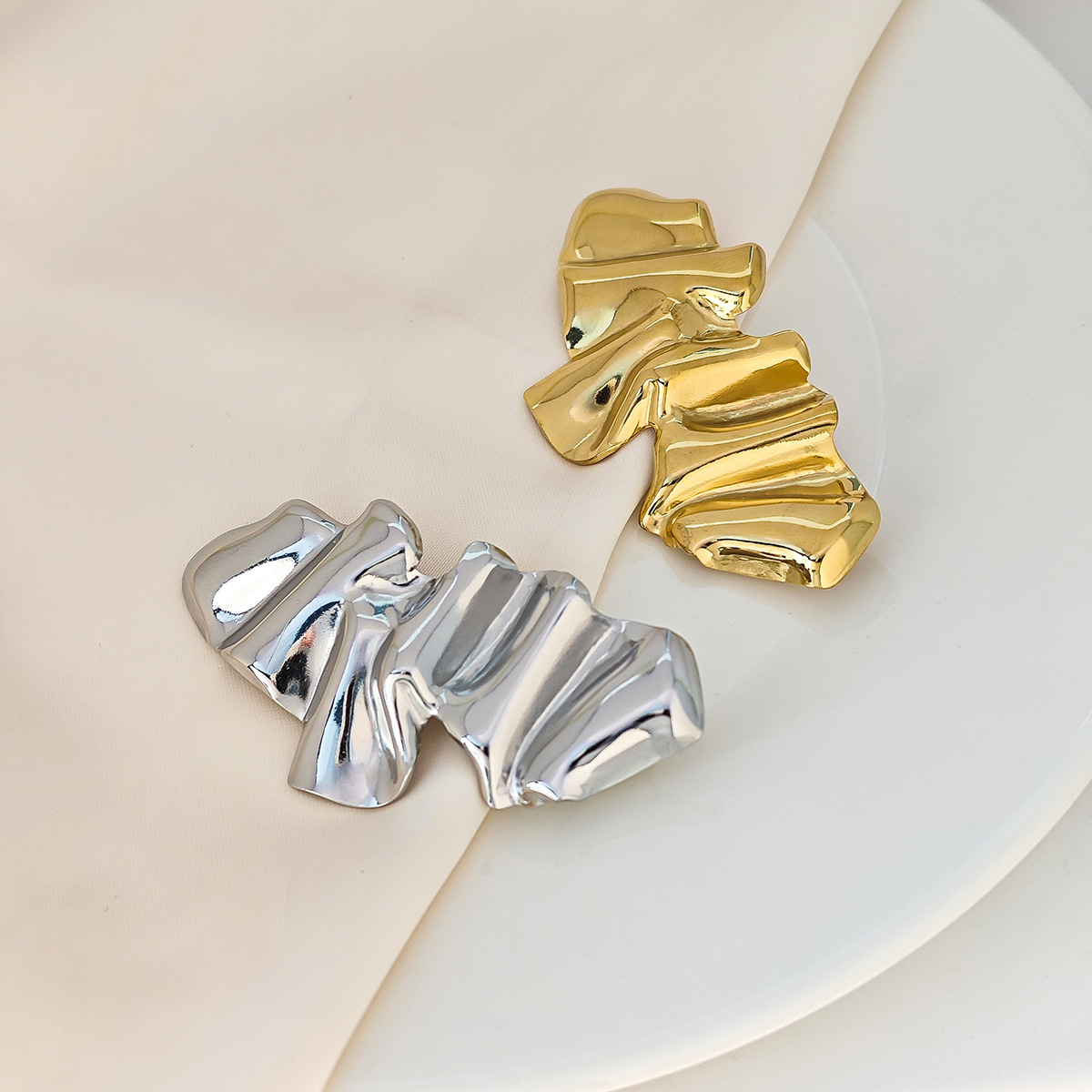 European and American Creative Little Angel Pleated Brooch Light Luxury High Sense Simple Glossier Metal Style Fashion Clothes Pin