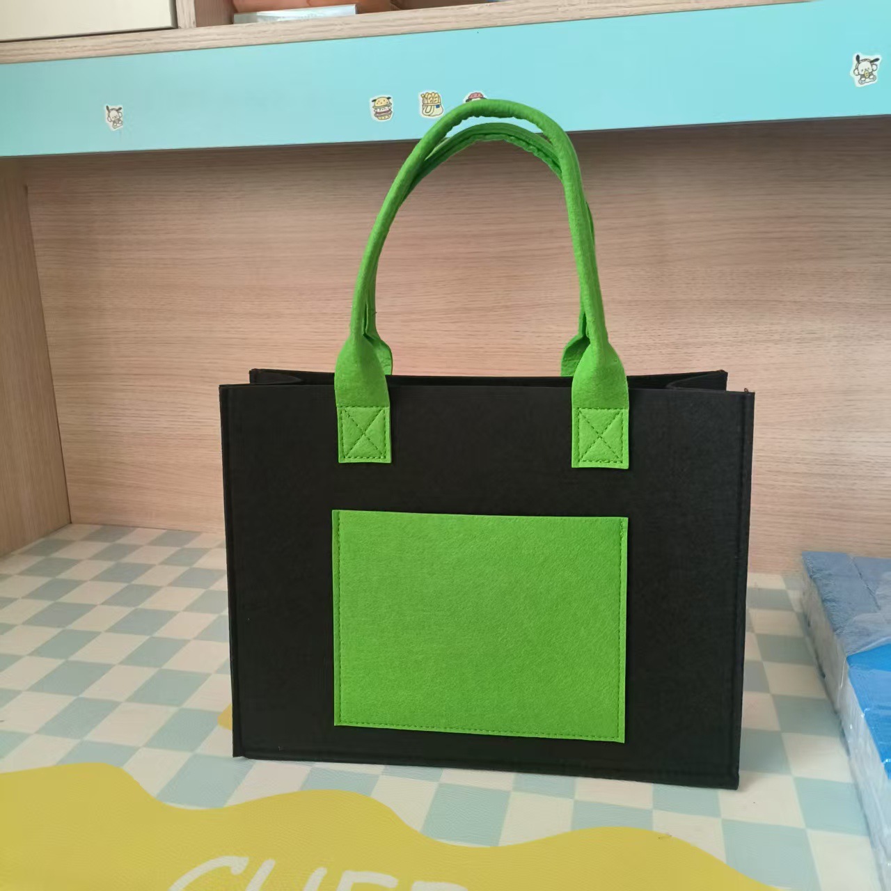 New Felt Bag with Color-Blocked Side Pockets, Gift Tote Bag, School Bag, Fashionable and High-End, Portable Shopping Bag, Eco-Friendly