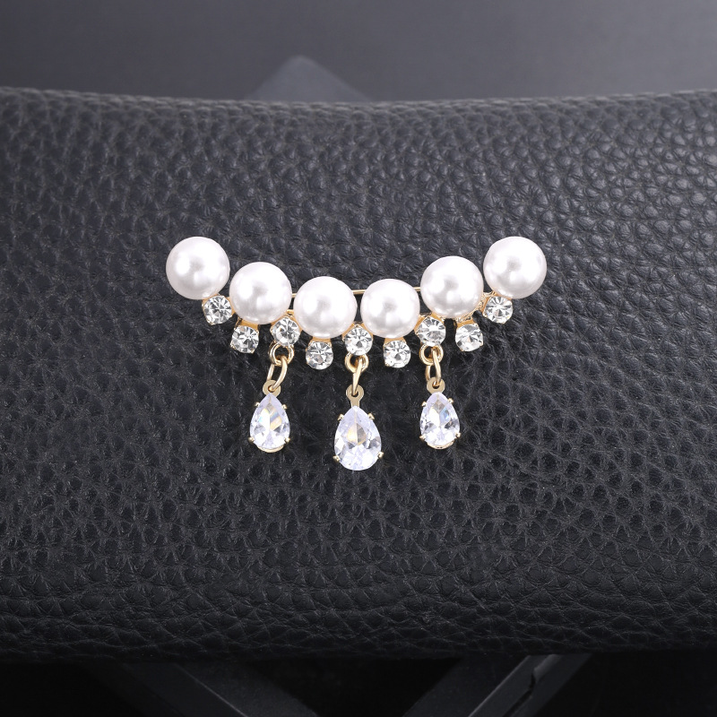 Fashion high-end temperament pearl tassel pendant brooch women's exquisite coat suit corsage fixed anti-light accessories