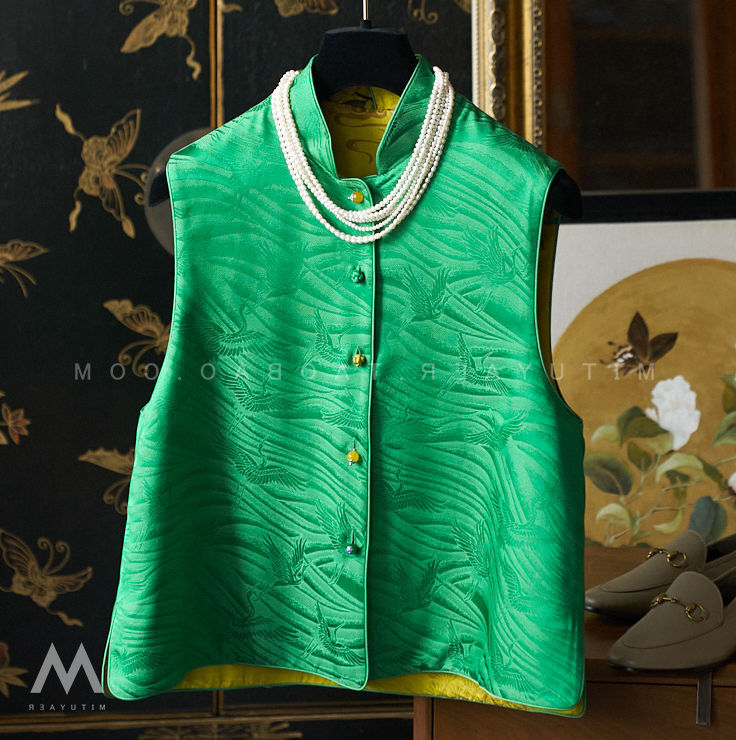 In the spring of 2023, the new women's clothing has a clear sense of front and back wearing silk jacquard brocade improved light Chinese waistcoat for women