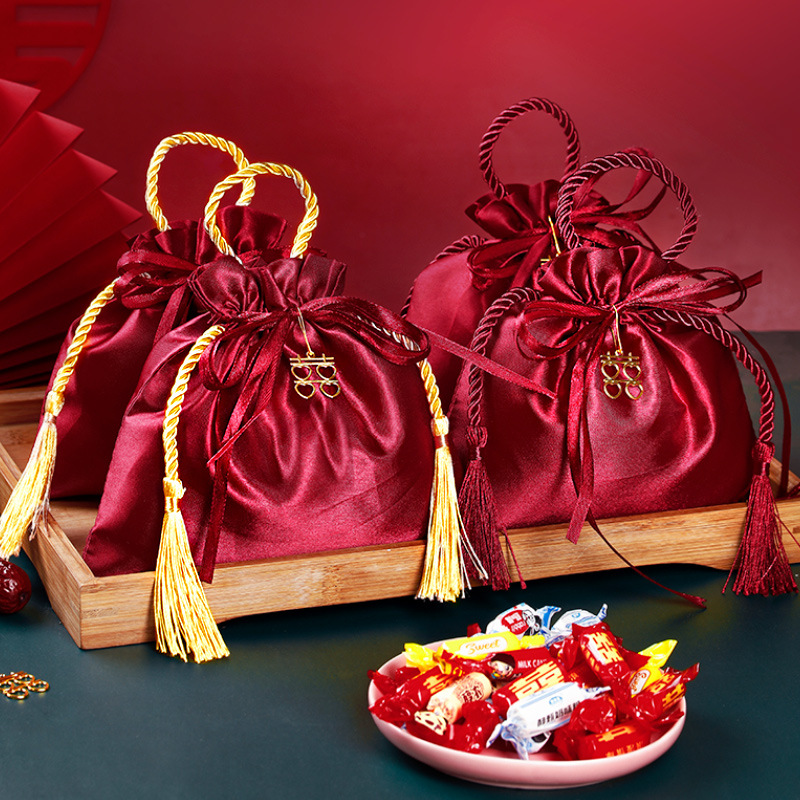 New creative high-grade hand-held candy bag wedding candy bag hand gift back silk velvet bag candy box