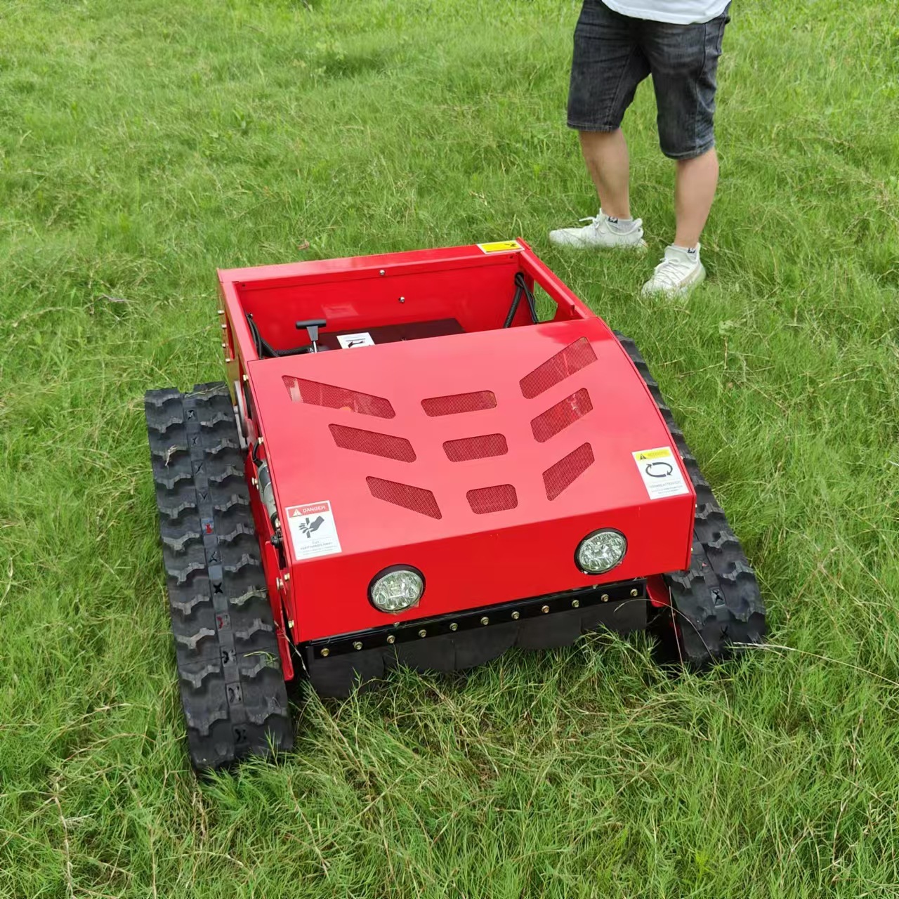 Intelligent Remote Control Crawler Lawn Mower Weed Cleaning Machine Taoyuan Micro Lawn Mower Exported to UK
