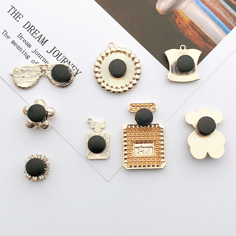 Picture of 2022 Yi Lian New Cave Shoes Accessories Bear Rhinestone Shoe Buckle Accessories Pearl Hanging Chain Slippers I-Buckle