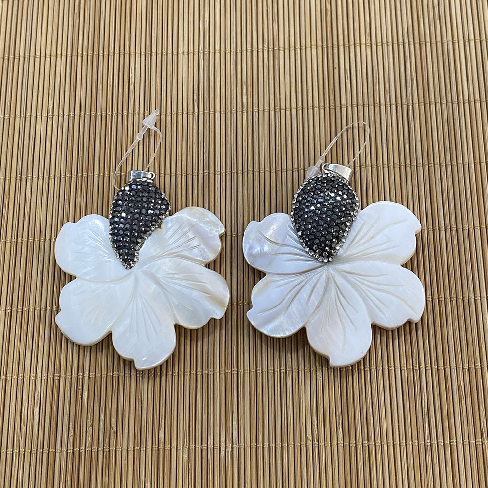 Picture of Natural shell diamond pendant six-petal flower-shaped shell melon seed buckle pendant DIY necklace jewelry accessories wholesale