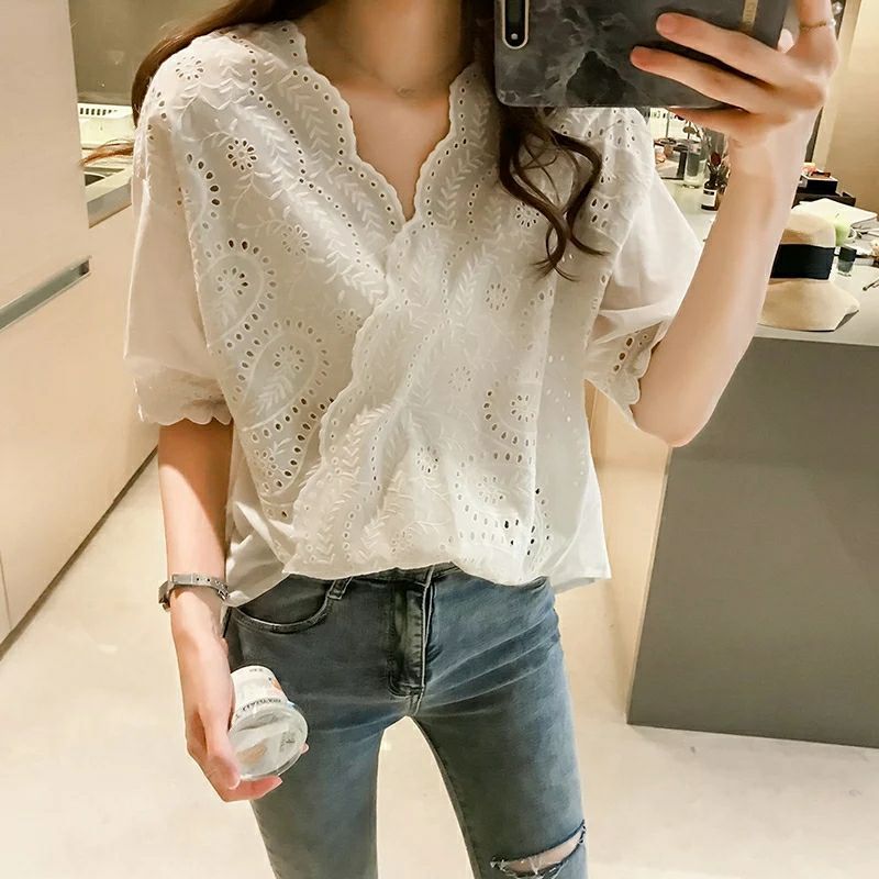 2019 New sexy crocheted hollow lace shirt Women's loose belly covering V-neck top bottoming shirt fashion