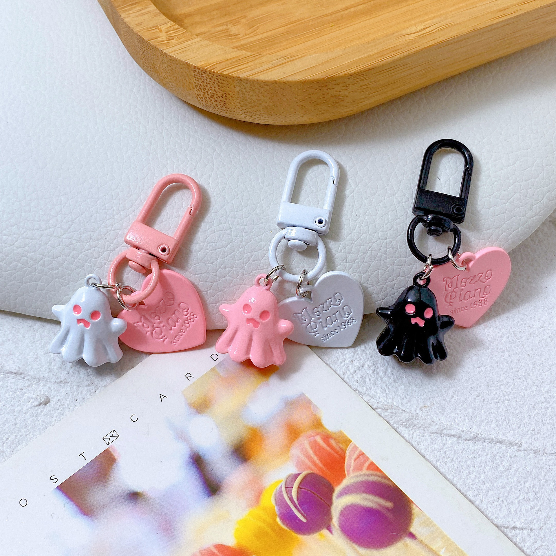 Cross-border hot-selling cute personality sweet cool little ghost ghost love pendant pink round buckle pendant keychain pendant