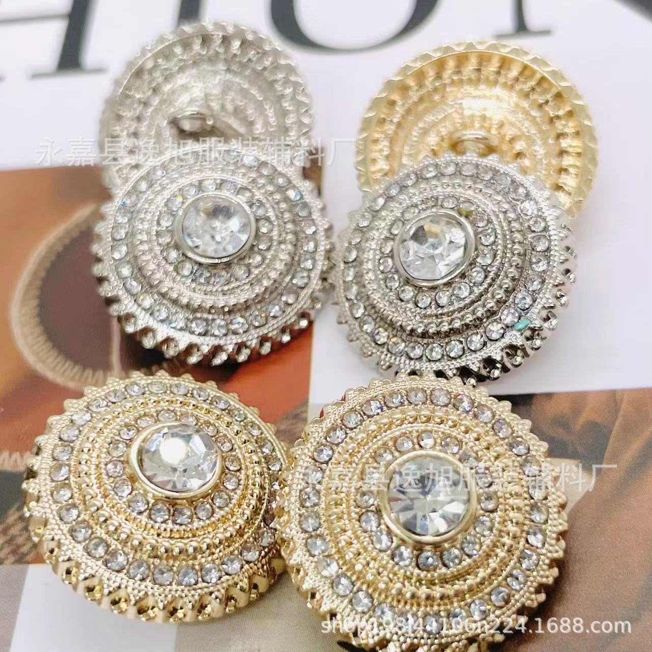 Spot High-grade Metal Button Crystal Diamond Buckle Sunflower Button Retro Light Luxury Fragrant Style Button Celebrity Fashion