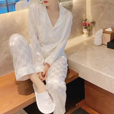2023 new light luxury silk Women's pajamas Spring and Autumn long-sleeved cardigan suit ins fashion Ice Silk home wear