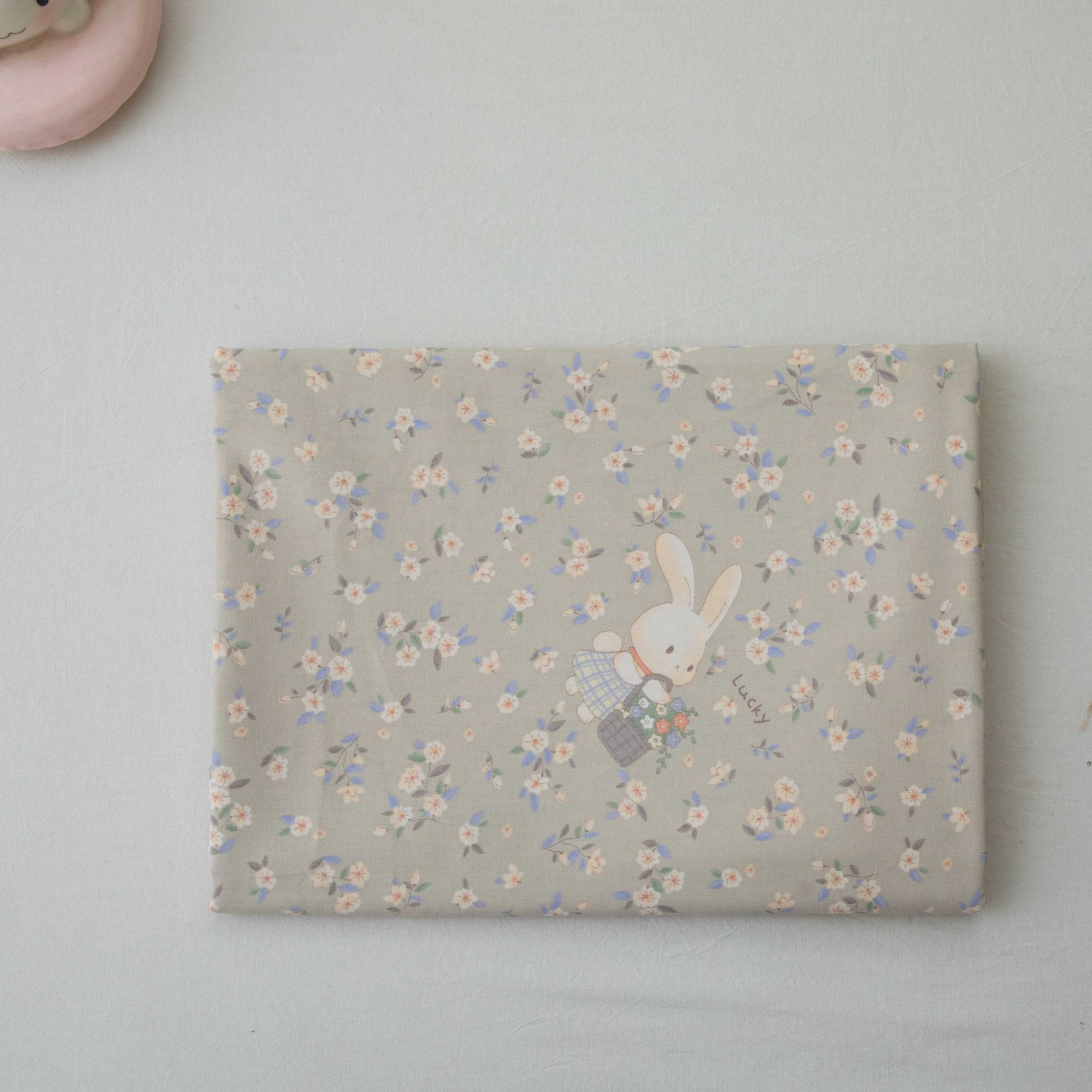 Wholesale supply of 133*72 twill printed fabric, small floral 40s cotton cloth, 1.6 meters wide